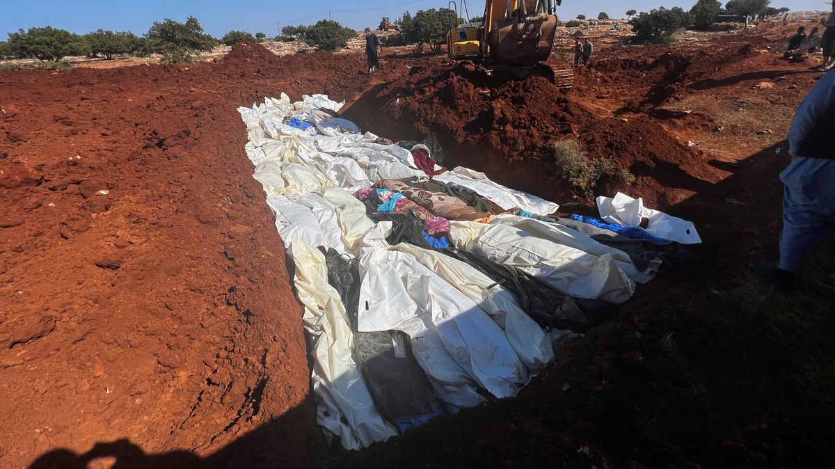 Mrtví po povodních v Libyi končí v masových hrobech